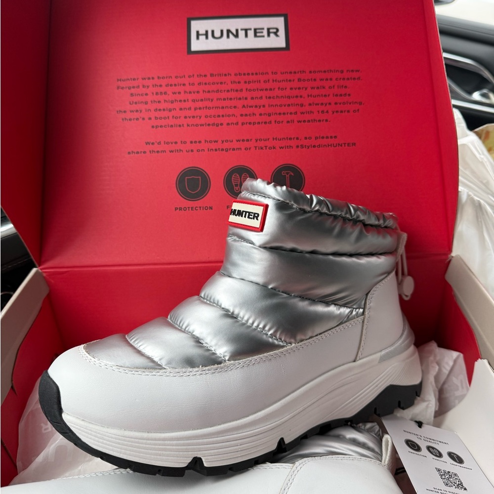 Hunter Women's Metallic Silver and White Boots